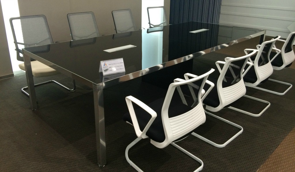 conference-table-in-black-glass