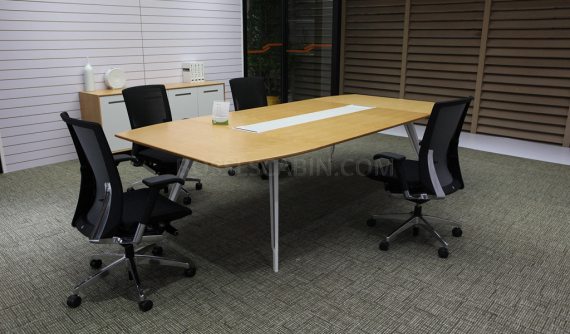 modern meeting room with maple veneer finish table and chairs